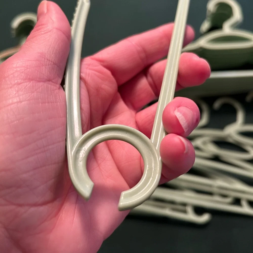 39 plastic hangers